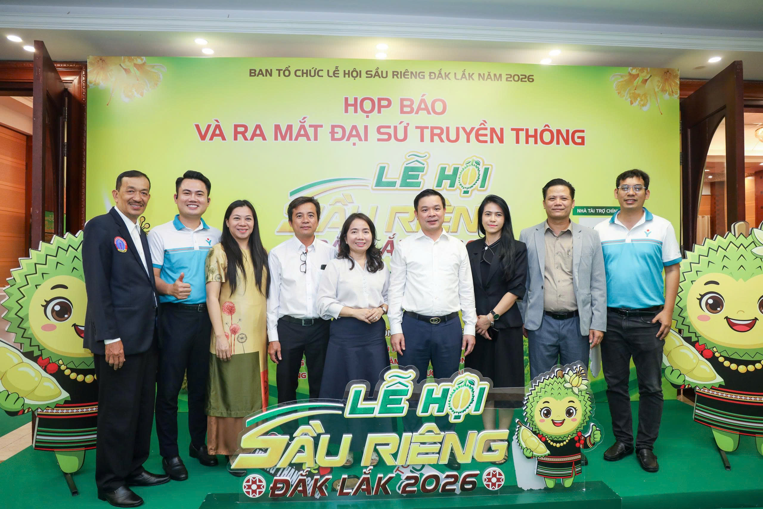 Đồng chí Đỗ Hữu Huy - Ủy viên dự khuyết Trung ương Đảng, Phó Bí thư Tỉnh ủy, Chủ tịch UBND tỉnh chụp ảnh lưu niệm với các đại biểu, khách mời tại buổi họp báo