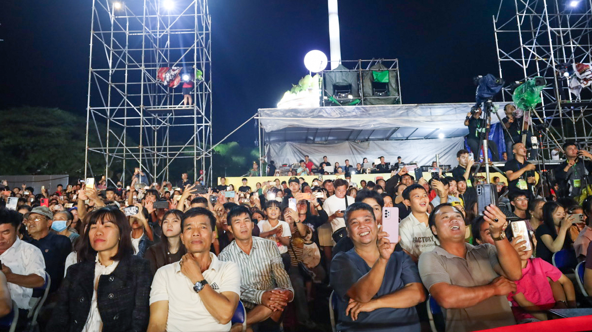 Đông đảo người dân và du khách tham gia chương trình khai mạc lễ hội.