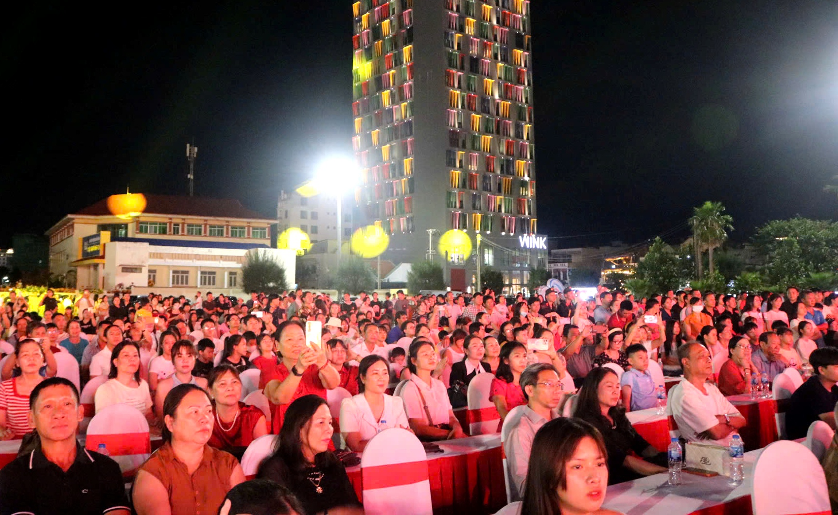 Các đại biểu, người dân và du khách tham dự chương trình tổng kết Lễ hội.