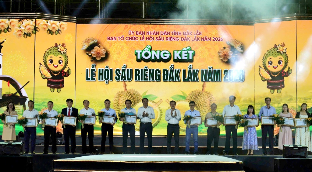  Các tập thể có thành tích xuất sắc trong công tác tài trợ, tổ chức Lễ hội Sầu riêng Đắk Lắk năm 2026 nhận Bằng khen của Chủ tịch UBND tỉnh.