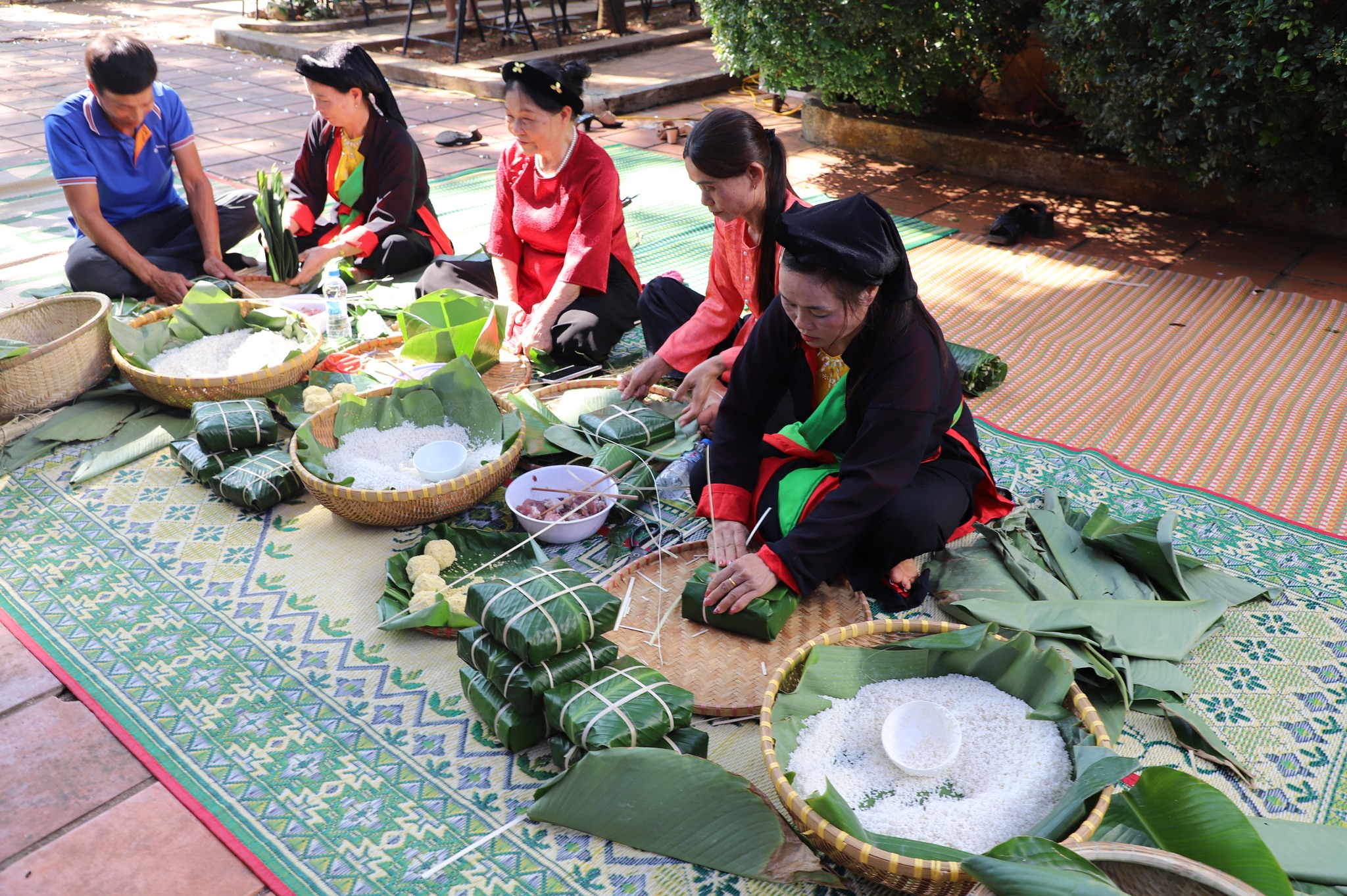 Hoạt động trải nghiệm gói bánh chưng tại Lễ Giỗ Tổ Hùng Vương