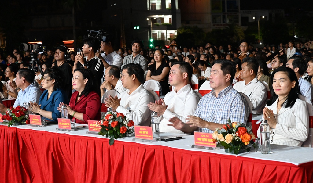 Lãnh đạo tỉnh và các đại biểu tham dự chương trình nghệ thuật “Cá ngừ Đắk Lắk - Tinh hoa câu vàng”.