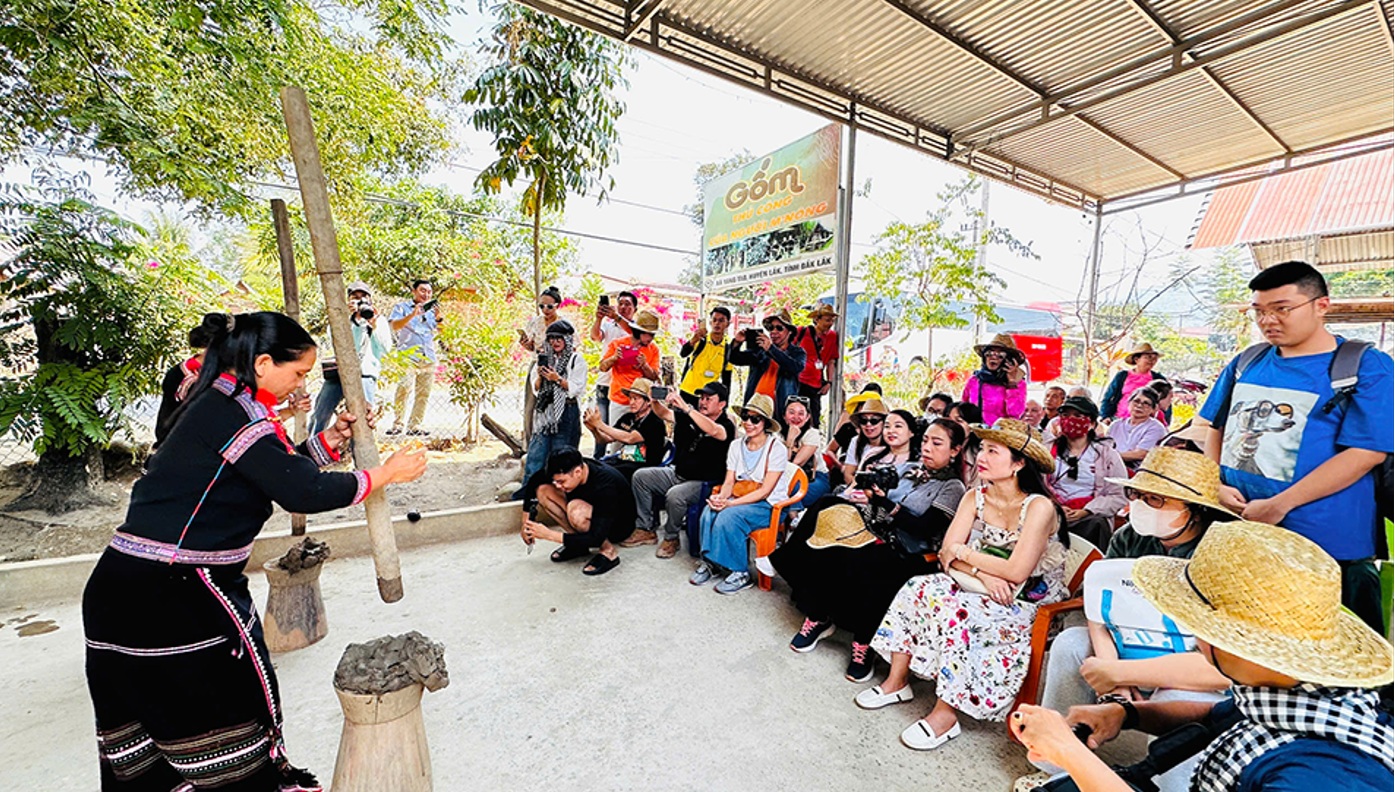 Du khách thích thú với cách làm gốm của đồng bào M' Nông