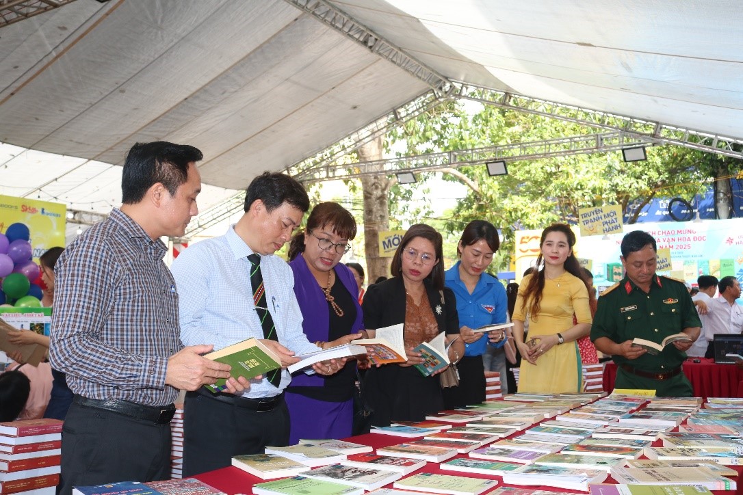 Đại biểu tham quan, tìm hiểu về sách tại các gian hàng sách – Ngày sách và VHĐ 2025 (Ảnh: Thư viện tỉnh)