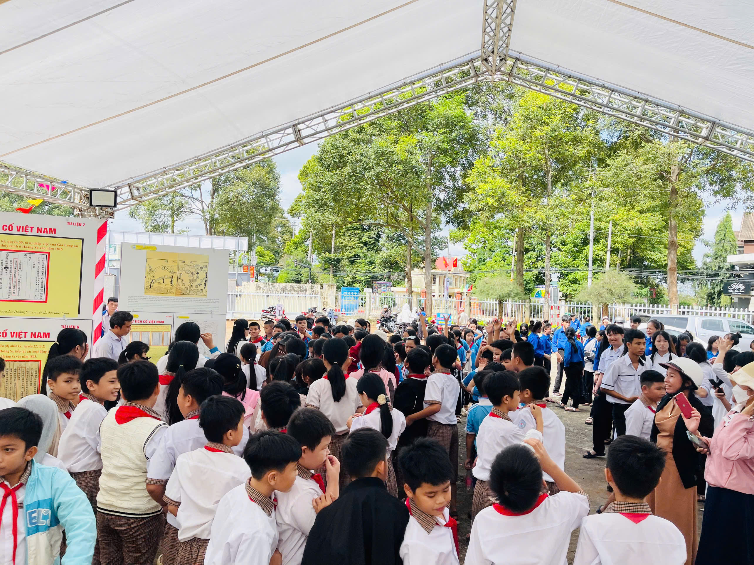 Sau gần 3 ngày tổ chức, đã có 25 đoàn với hơn 2.000 lượt người tham quan Triển lãm