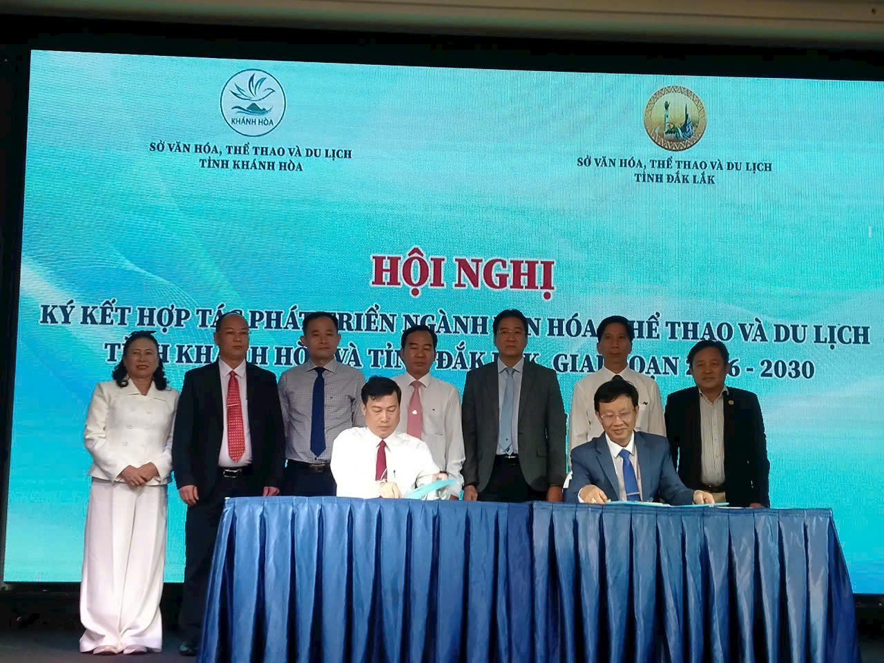 Lãnh đạo Sở Văn hóa, Thể thao và Du lịch 2 tỉnh Khánh Hòa và Đắk Lắk ký kết văn bản hợp tác 