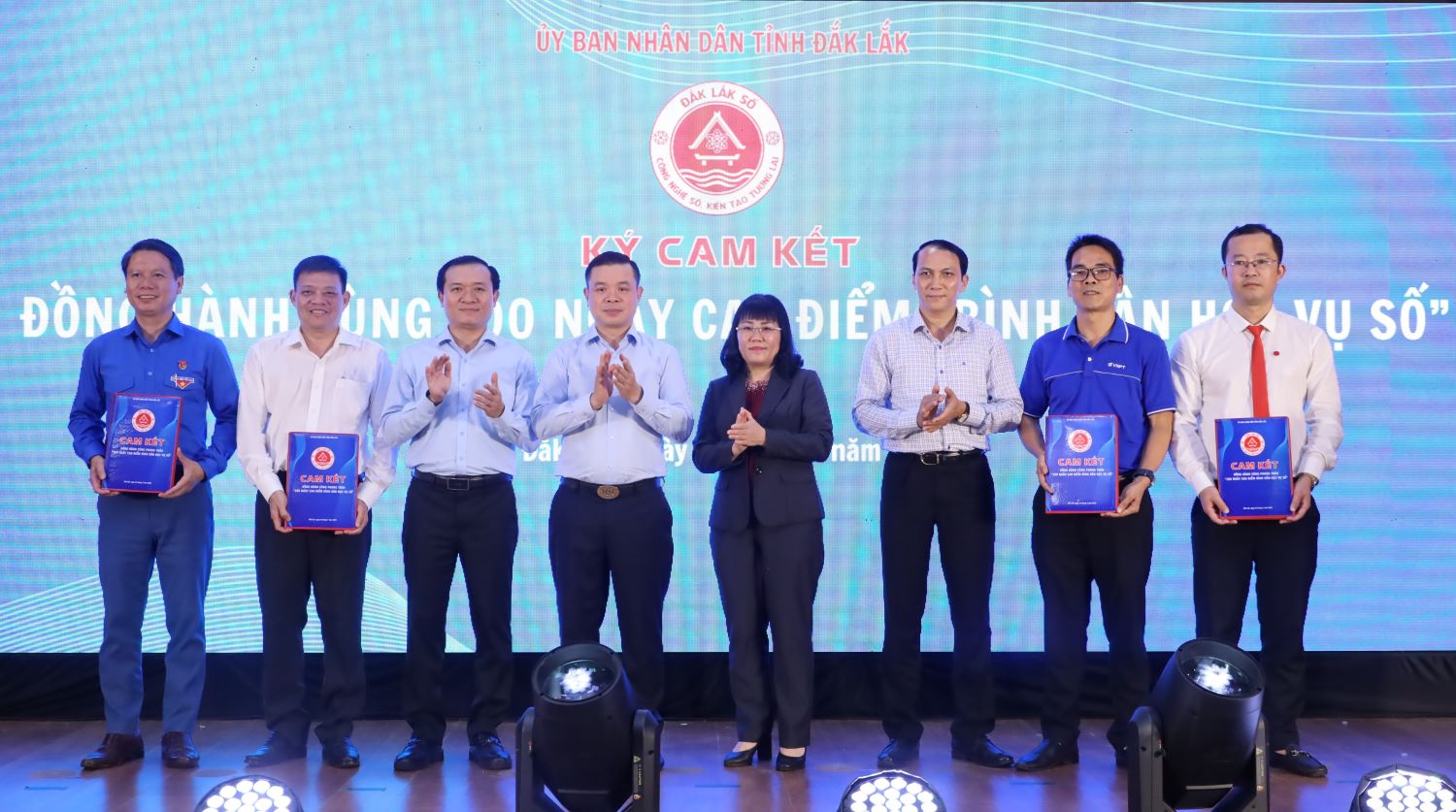 Các đơn vị cam kết tham gia thực hiện 100 ngày cao điểm Bình dân học vụ số trên địa bàn tỉnh trước sự chứng kiến của lãnh đạo tỉnh.