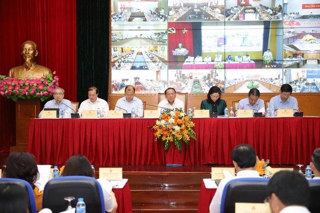 Các đại biểu tham dự điểm cầu chính, Bộ trưởng Bộ VHTTDL Nguyễn Văn Hùng chủ trì Hội nghị.- Ảnh: Bộ VHTTDL