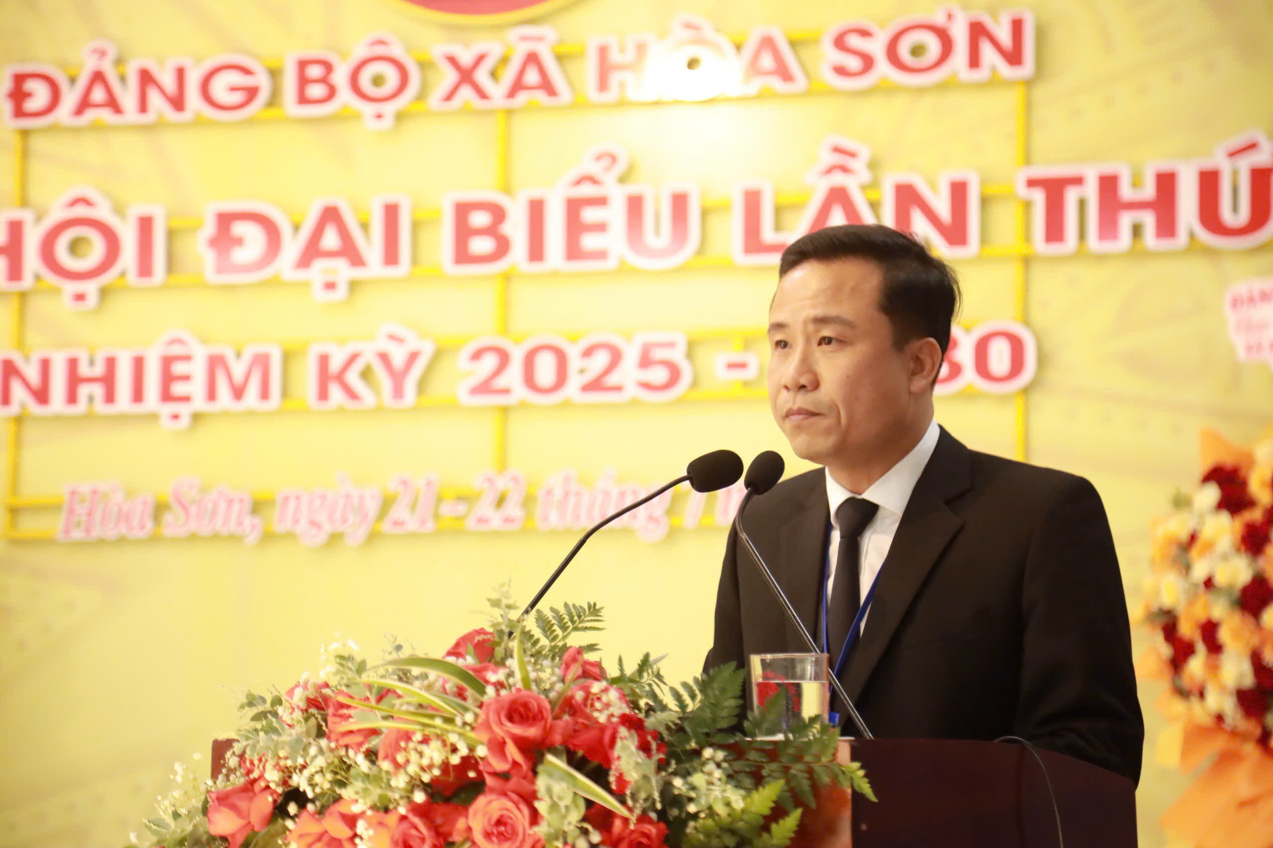 Đồng chí Lâm Thanh Tùng Bí thư Đảng ủy xã Hòa Sơn phát biểu khai mạc Đại hội.