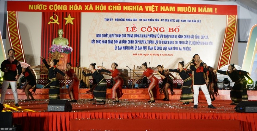 Chương tình nghệ thuật chào mừng Lễ công bố Nghị quyết, Quyết định của Trung ương và địa phương về sáp nhập đơn vị hành chính cấp tỉnh, cấp xã, kết thúc hoạt động đơn vị hành chính cấp huyện, thành lập tổ chức đảng, chỉ định cấp ủy, HĐND, UBND, Ủy ban MTTQ Việt Nam tỉnh, xã, phường.