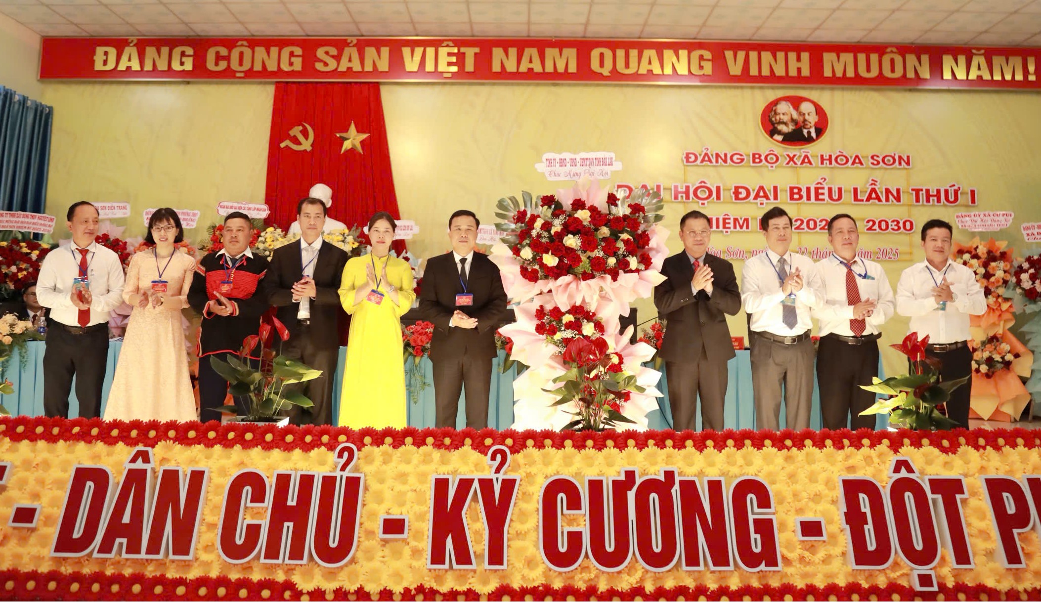 Lãnh đạo Đảng ủy xã Hòa Sơn chụp ảnh lưu niệm với lãnh đạo các Ban xây dựng Đảng của Tỉnh ủy và lãnh đạo các Sở, ngành của tỉnh  