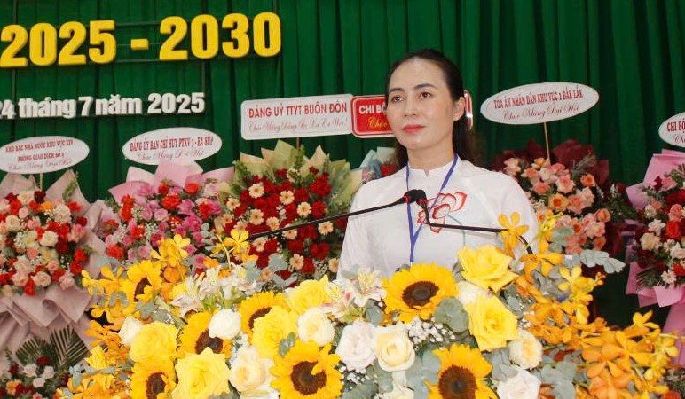 Đồng chí Lại Thị Loan Bí thư Đảng ủy xã Ea Wer phát biểu khai mạc Đại hội.
