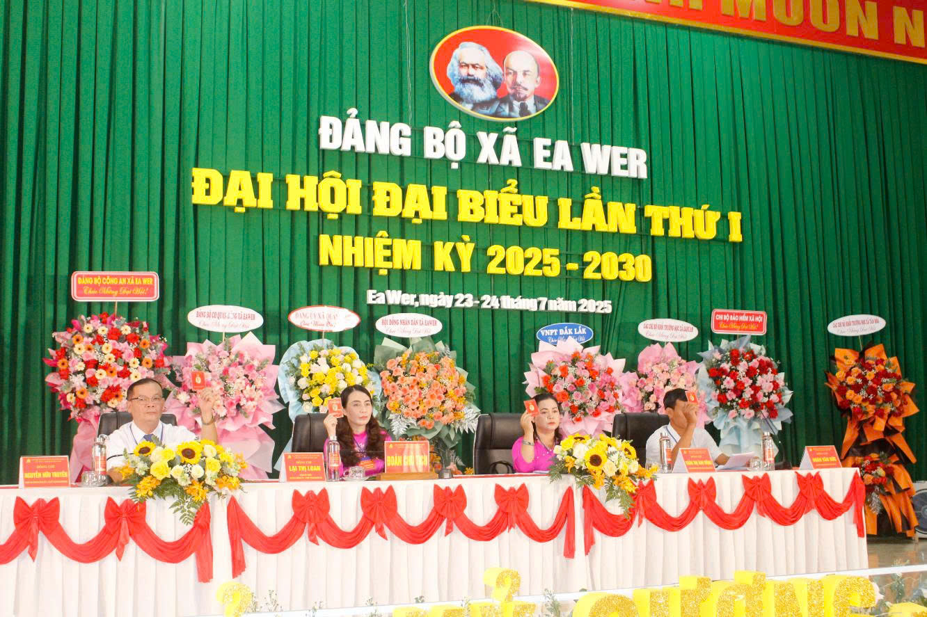 Đoàn Chủ tịch Đại hội đại biểu xã Ea Wer nhiệm kỳ 2025-2030