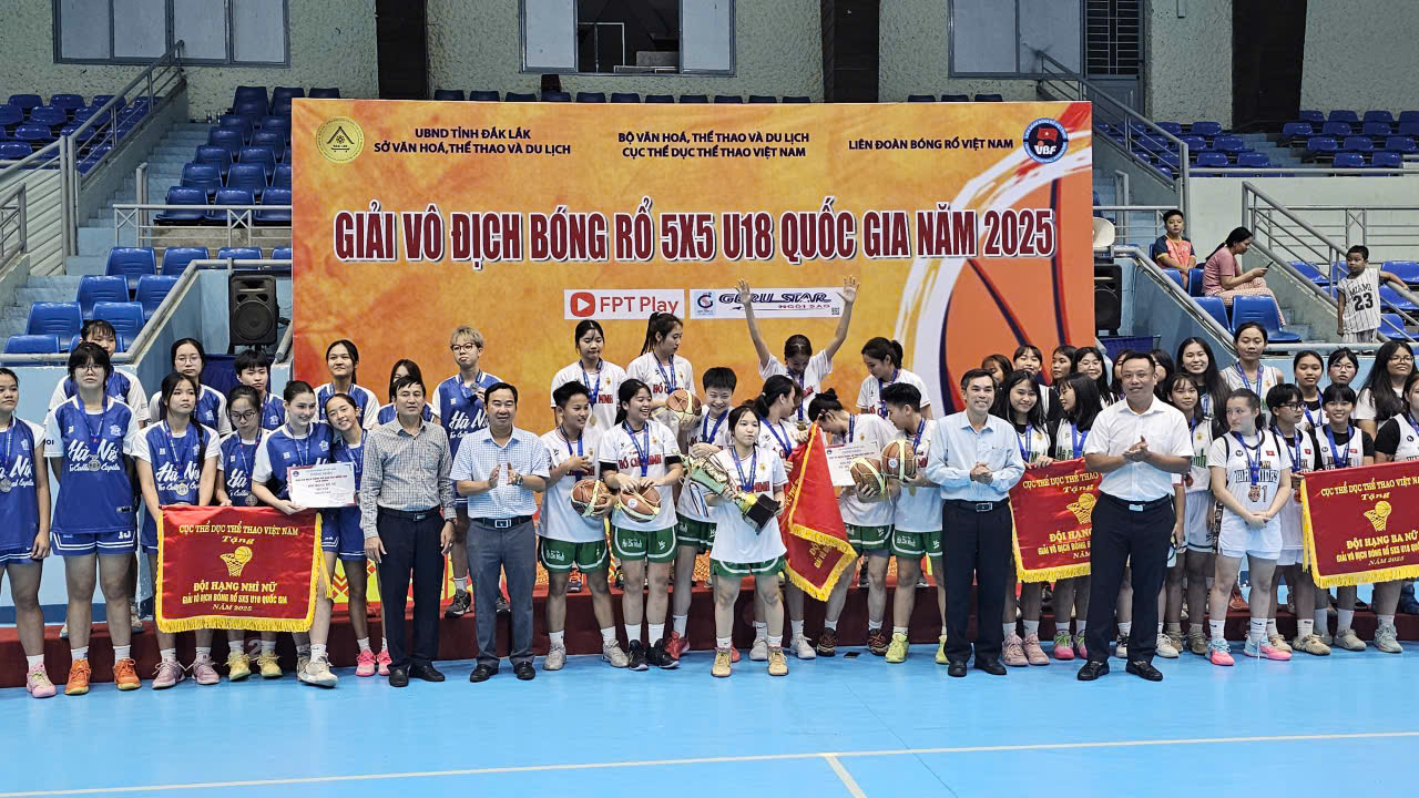 BTC trao giải cho các đội đạt hạng Nhất, Nhì, đồng hạng Ba ở nội dung thi đấu bóng rổ Nữ. 
