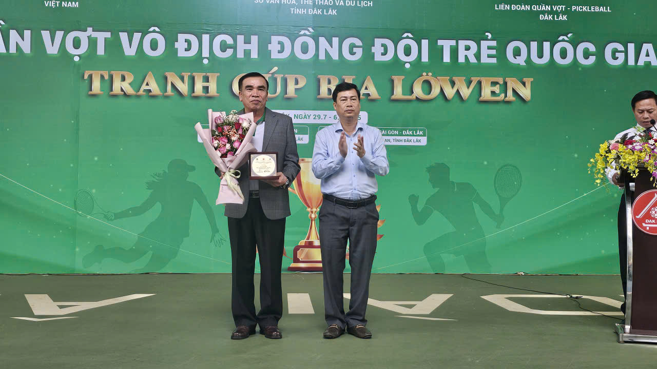 Ông Trần Hồng Tiến Giám đốc Sở Văn hóa, Thể thao và Du lịch tặng hoa cho nhà tài trợ chính của Giải