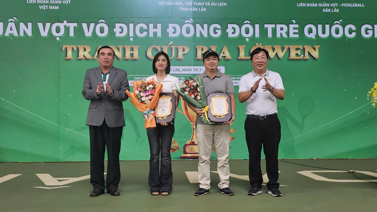 Ban Tổ chức tặng hoa cho các nhà tài trợ Giải Quần vợt Vô địch Đồng đội Trẻ Quốc gia – Cúp Bia Löwen 2025 