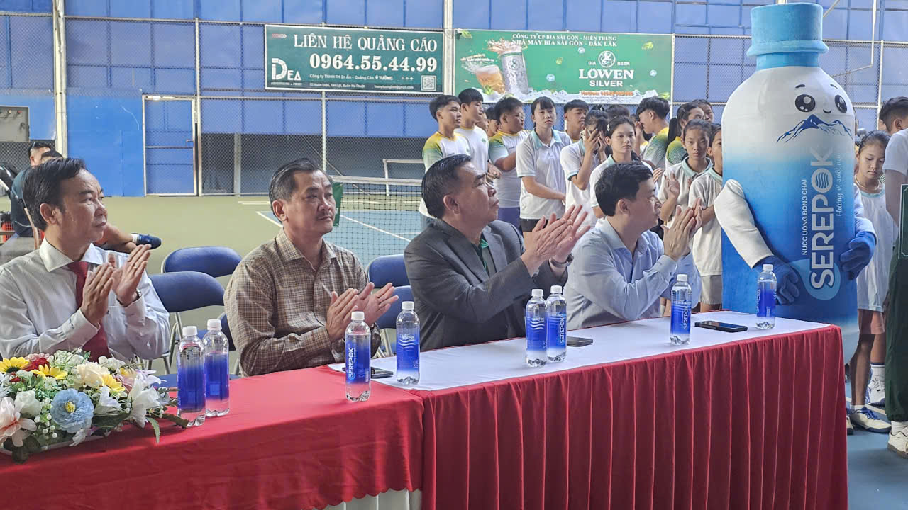 Các đại biểu dự khai mạc Giải Quần vợt Đồng đội Trẻ Quốc gia – Tranh Cúp Bia Löwen 2025
