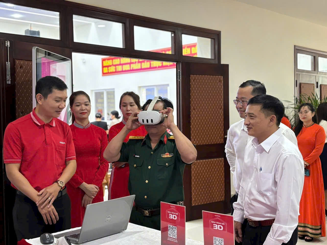 Các đại biểu tham quan các gian hàng trưng bày và trải nghiệm các sản phẩm chuyển đổi số