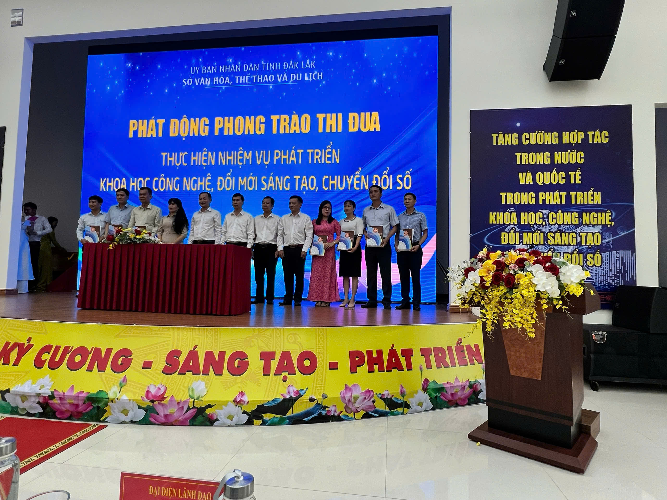 Lãnh đạo phòng chuyên môn, đơn vị thuộc Sở ký cam kết thực hiện nhiệm vụ phát triển khoa học, công nghệ, đổi mới sáng tạo, chuyển đổi số