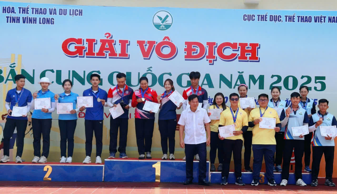 Ban Tổ chức trao Huy chương cho các vận động viên Đắk Lắk  tại Giải vô địch Bắn cung quốc gia năm 2025