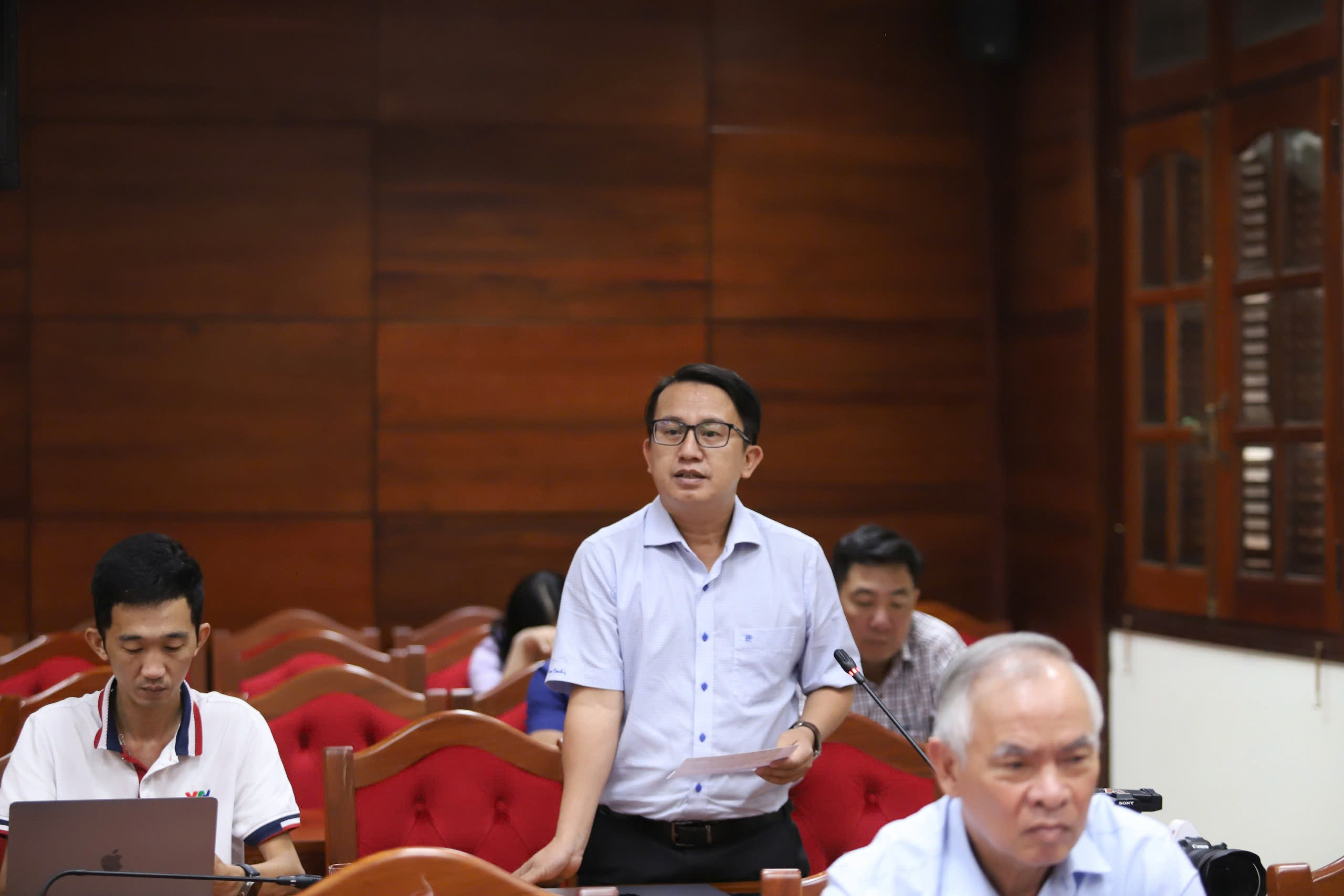 Nhà báo Trung Tân – Báo Tuổi trẻ đặt câu hỏi tại buổi họp báo - Ảnh: PV