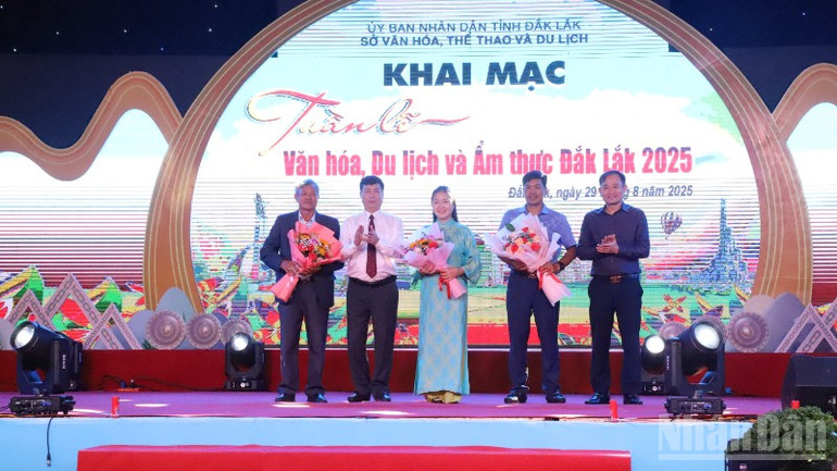 Lãnh đạo Sở Văn hóa, Thể thao và Du lịch tỉnh Đắk Lắk tặng hoa cảm ơn các đơn vị đồng hành cùng Tuần lễ văn hóa, du lịch và ẩm thực Đắk Lắk 2025.