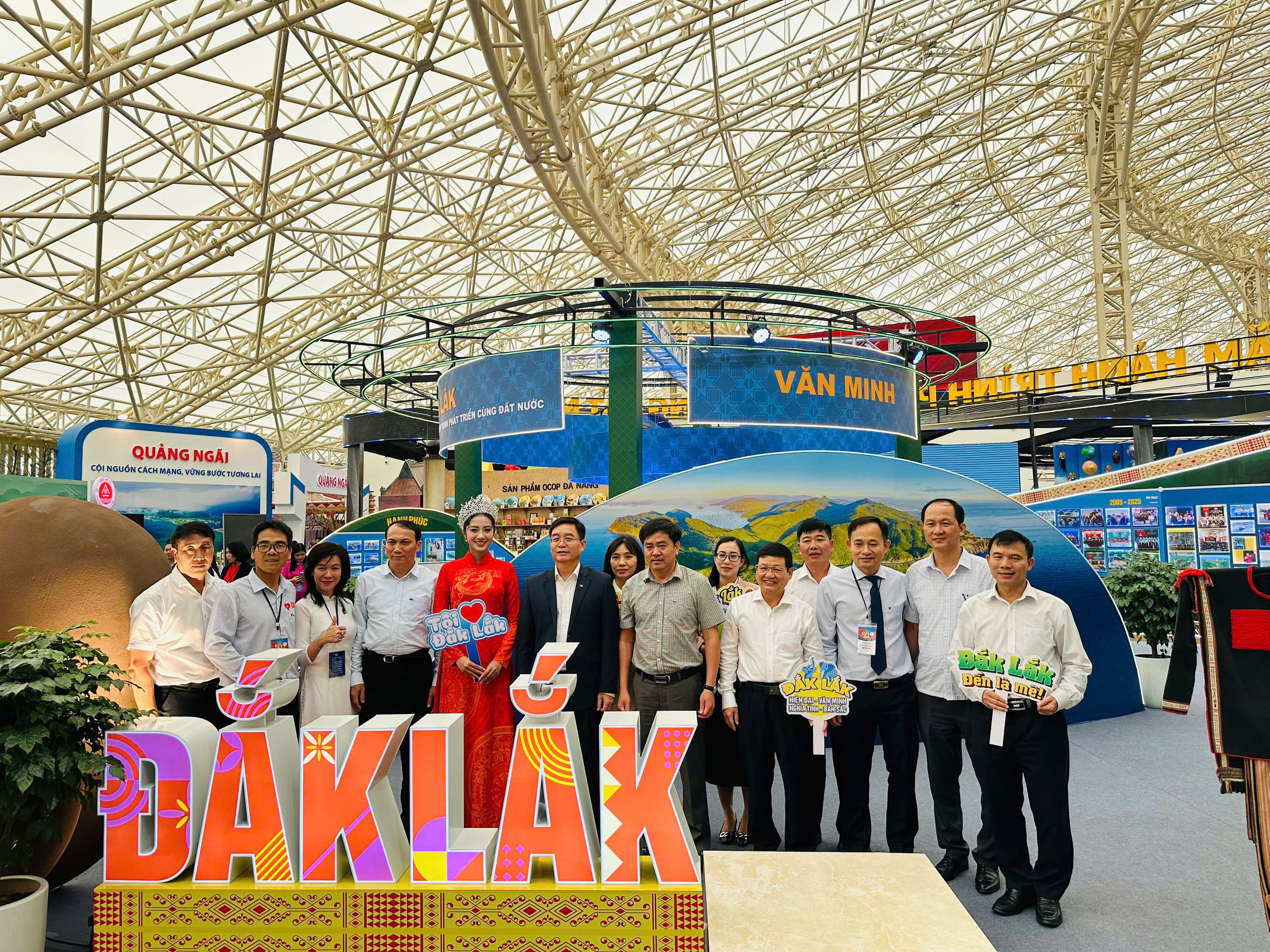 Các đại biểu chụp ảnh lưu niệm tại gian triển lãm của tỉnh Đắk Lắk.