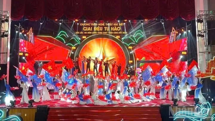 Một tiết mục ca ngợi về quê hương Đắk Lắk đổi mới.