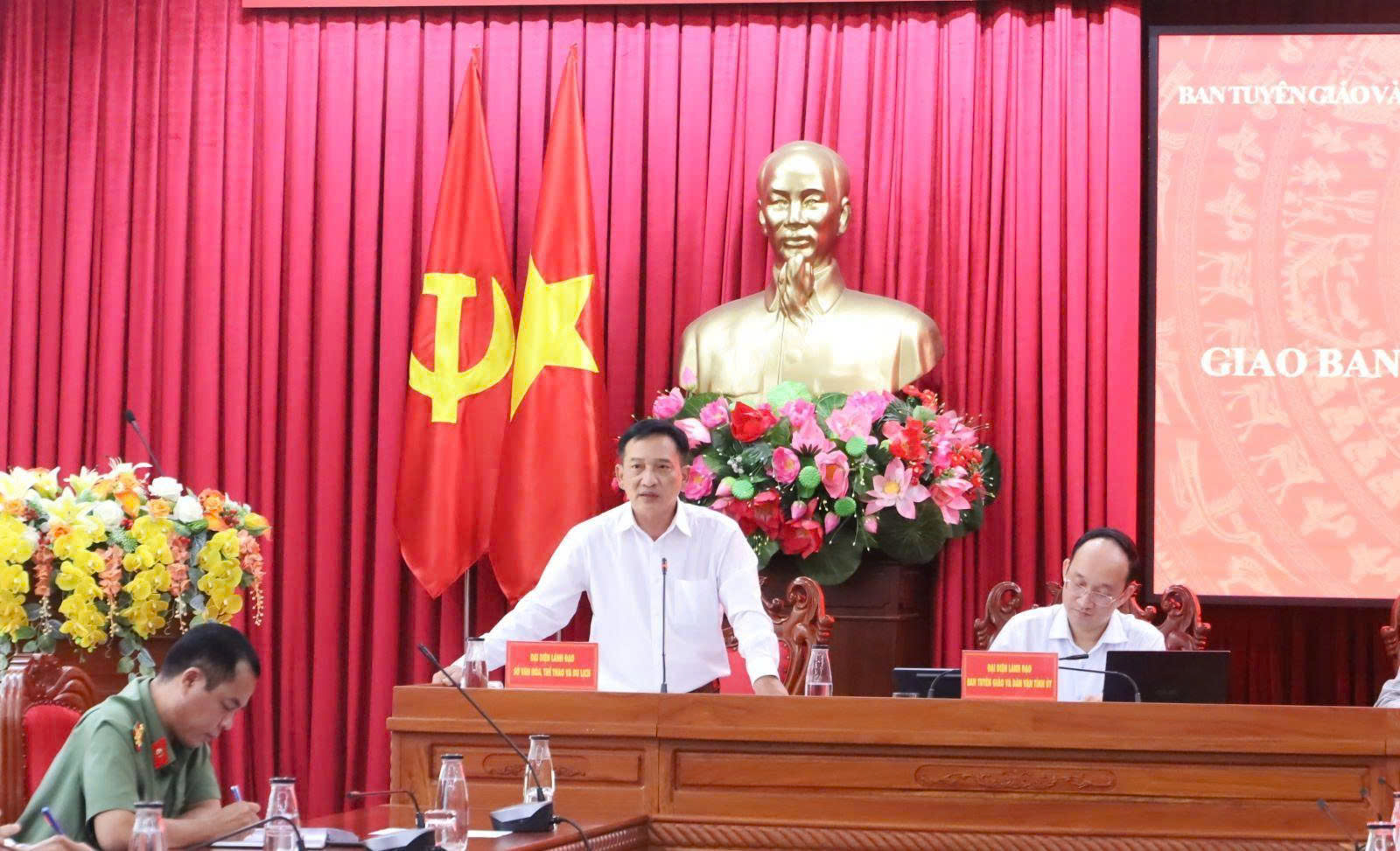Đồng chí Nguyễn Quốc Hiệp - Phó Giám đốc Sở Văn hóa, Thể thao và Du lịch phát biểu giải đáp ý kiến của phóng viên báo chí.