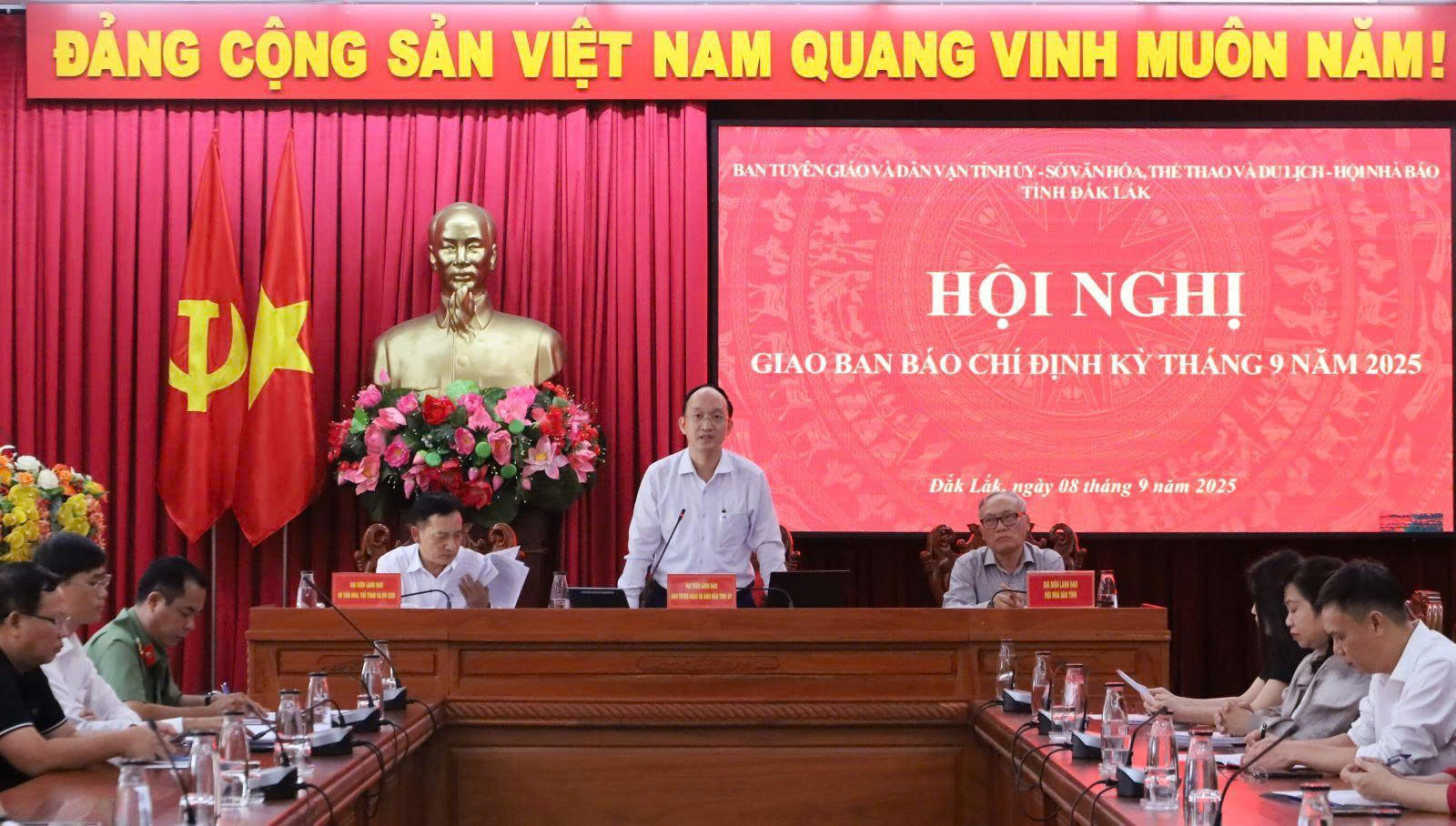 Đồng chí Trần Minh Trí - Phó trưởng Ban Tuyên giáo và Dân vận Tỉnh ủy phát biểu bế mạc Hội nghị.