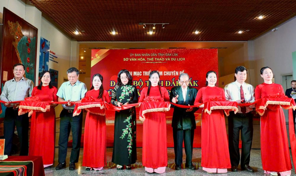 Các đại biểu cắt băng khai mạc Triển lãm