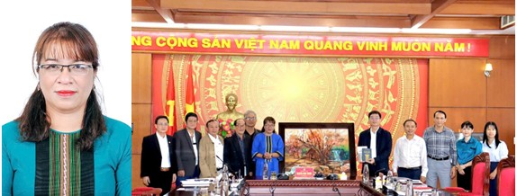 Nhà văn Niê Thanh Mai - Chủ tịch Hội Văn học Nghệ thuật tỉnh Đắk Lắk trao tặng tác phẩm mỹ thuật cho đồng chí Nguyễn Đình Trung - Bí Thư Tỉnh ủy Đắk Lắk.
