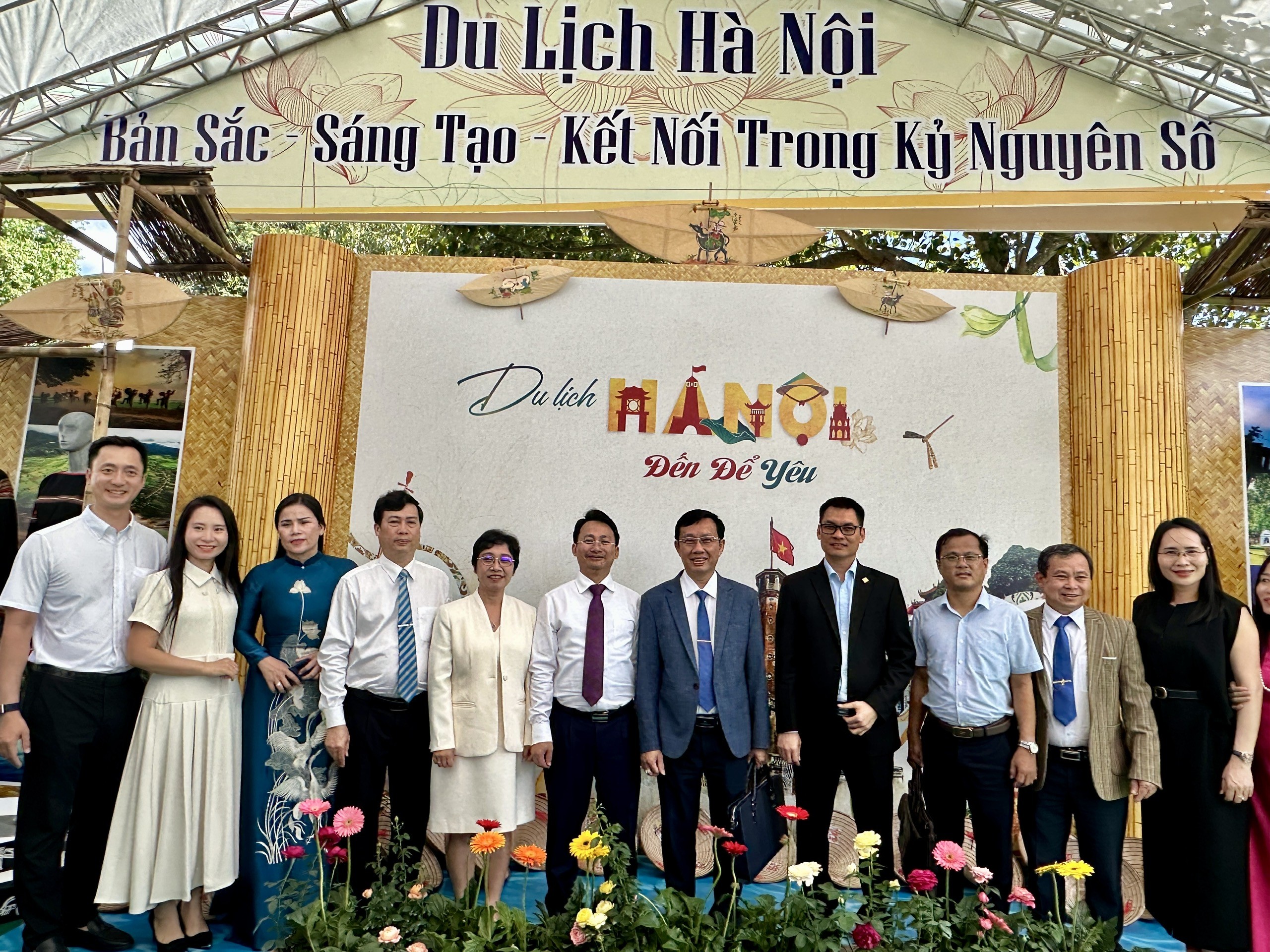 Các đại biểu chụp ảnh lưu niệm.
