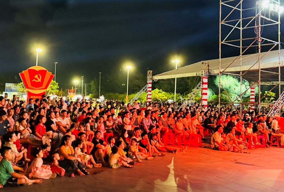 Đông đảo người dân và du khách đến quảng trường Nghinh Phong thưởng thức chương trình nghệ thuật.