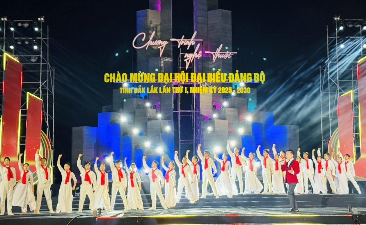 Liên khúc "Lá cờ Đảng – Đảng là cuộc đời của tôi".