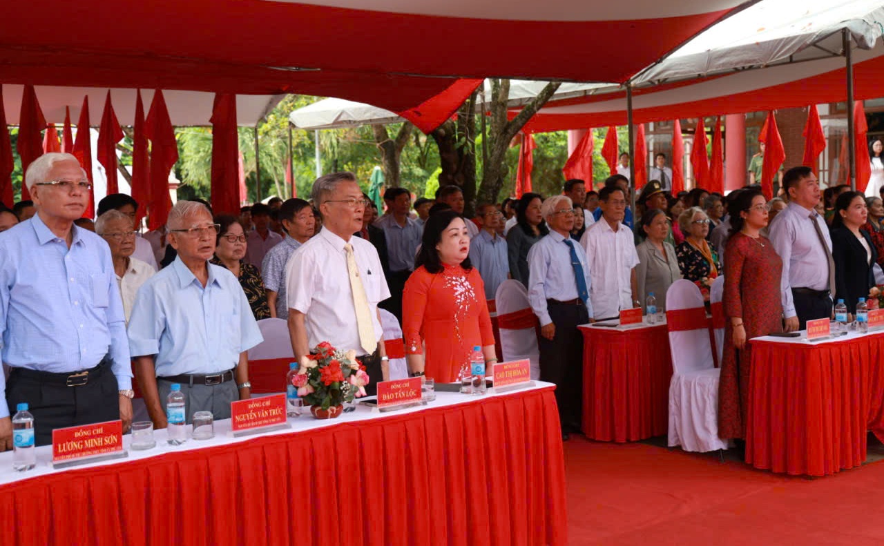 Các đồng chí lãnh đạo, nguyên lãnh đạo tỉnh, cán bộ và Nhân dân thực hiện nghi lễ chào cờ tại lễ kỷ niệm.