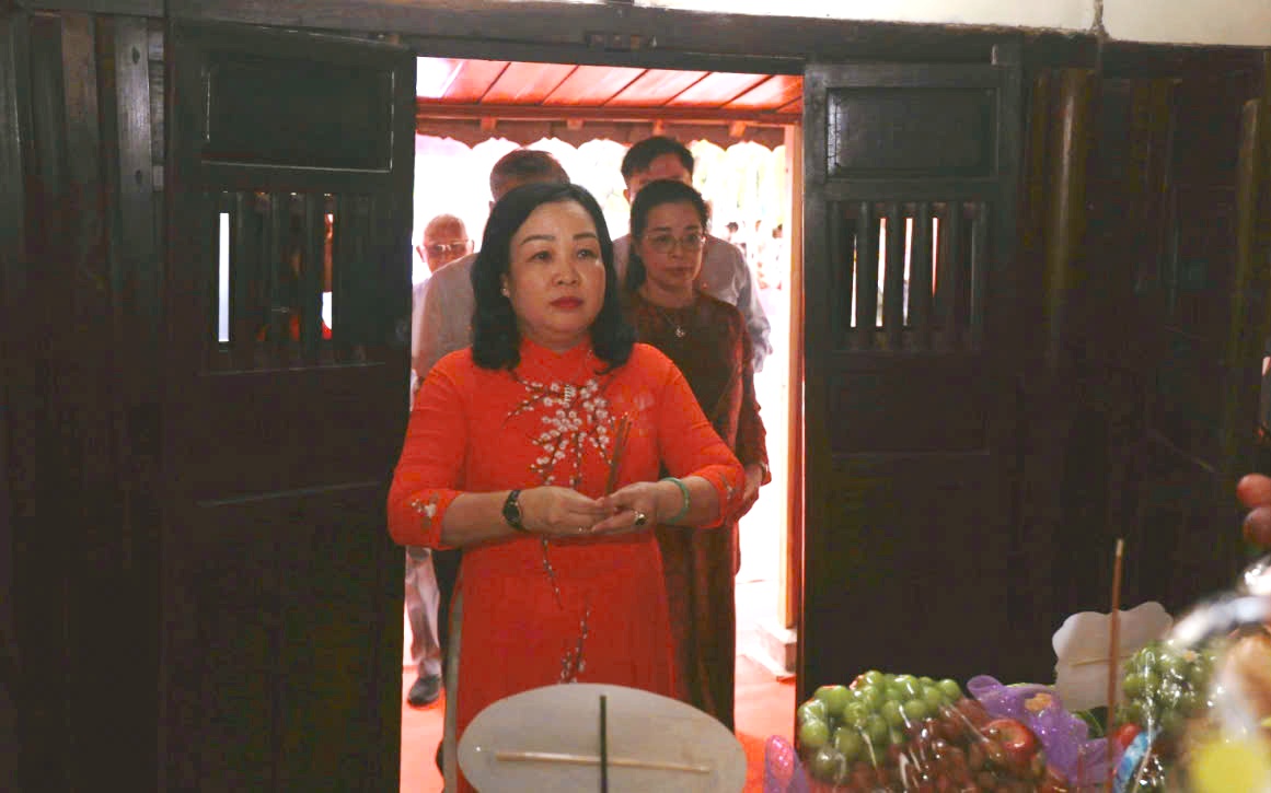 Các đồng chí lãnh đạo tỉnh Đắk Lắk dâng hương tưởng nhớ các vị tiền bối tại Lễ kỷ niệm 95 năm Ngày thành lập Chi bộ Đảng Cộng sản đầu tiên ở Phú Yên.