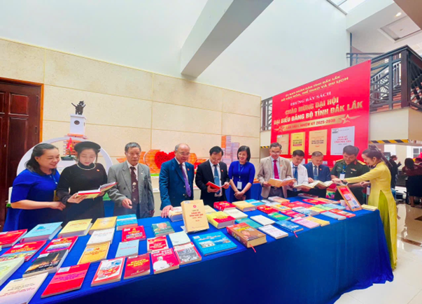 Đại biểu tham quan không gian trưng bày sách tại Đại hội