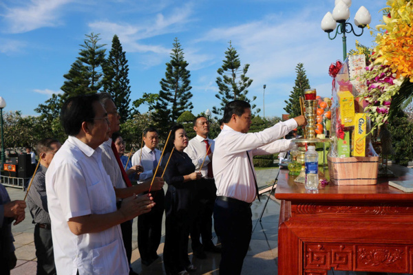 Lãnh đạo tỉnh viếng Nghĩa trang liệt sĩ; dâng hương tại Đài tưởng niệm Núi Nhạn, Đền thờ liệt sĩ tỉnh và Nhà lưu niệm Luật sư Nguyễn Hữu Thọ