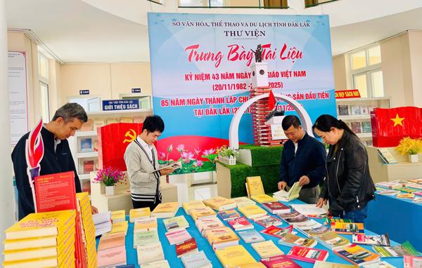 Thư viện tỉnh Đắk Lắk tổ chức trưng bày tài liệu chào mừng Ngày Nhà giáo Việt Nam và Ngày thành lập Chi bộ Đảng Cộng sản đầu tiên tại Đắk Lắk