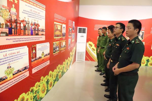 Khai mạc Triển lãm chuyên đề “Đảng bộ tỉnh Đắk Lắk- Những chặng đường lịch sử”