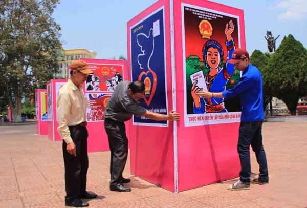 Người được giới thiệu ứng cử và tự ứng cử đều phải đáp ứng tiêu chuẩn đại biểu theo luật định