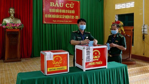 Đồng chí Y Biêr Niê kiểm tra các điểm bầu cử sớm tại xã Ia Rvê huyện Ea Súp