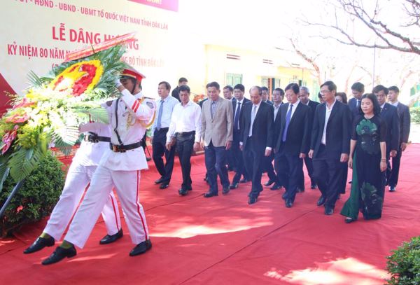 Dâng hương nhân Kỷ niệm 80 năm Ngày thành lập Đảng bộ tỉnh